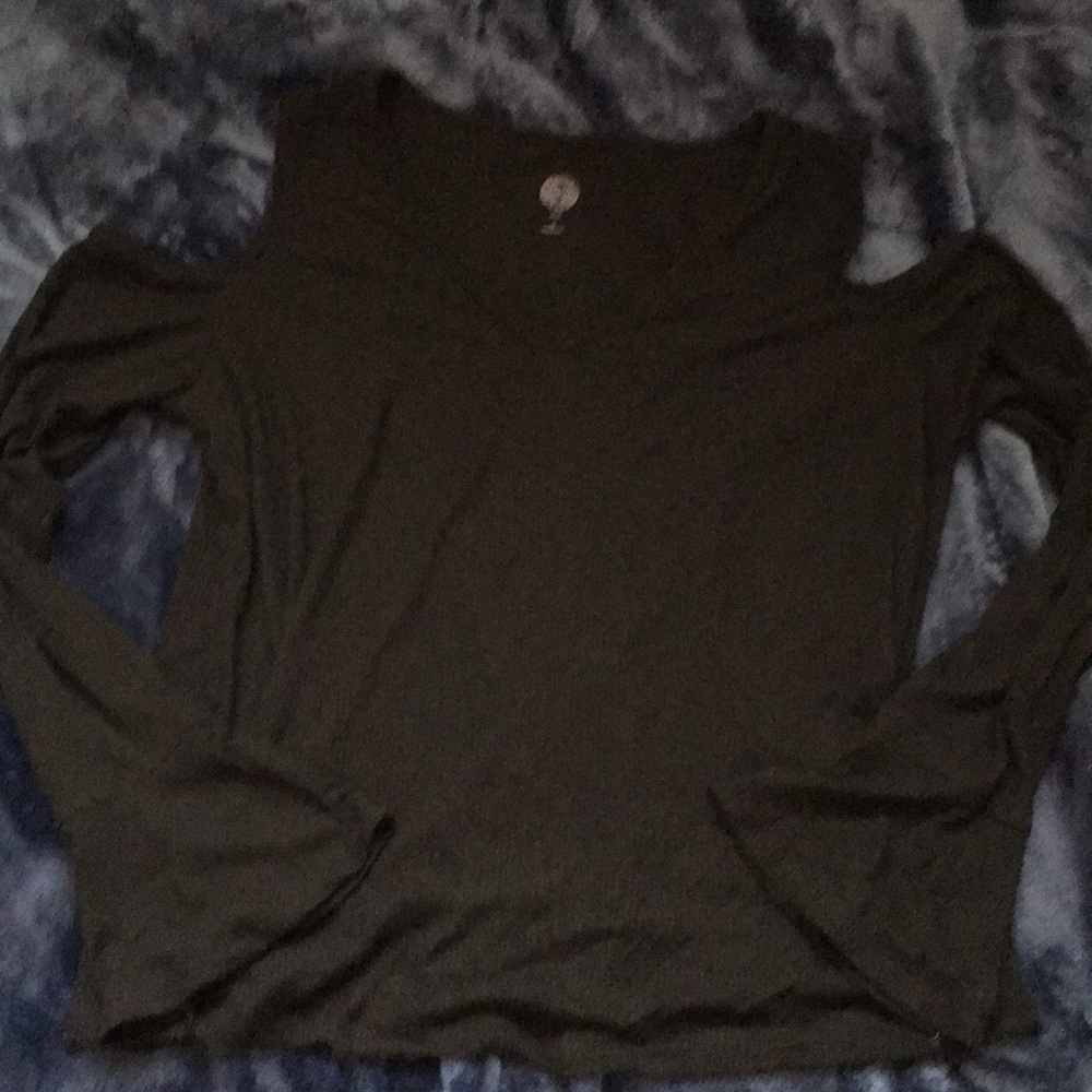Ribbed cold shoulder swing tee
